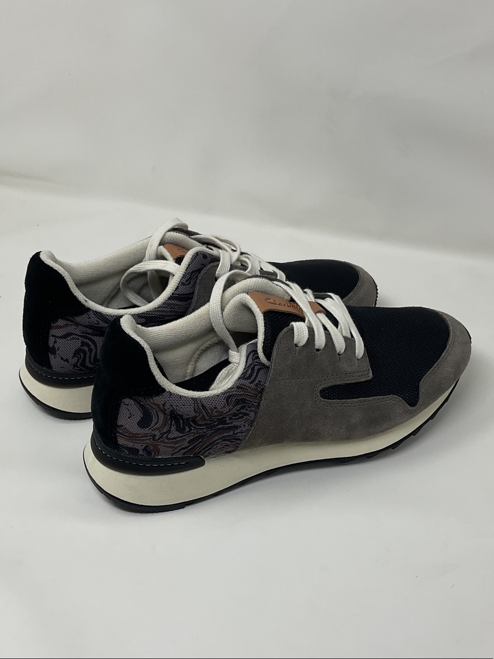NEW Clarks women’s Black Gray suede Lace-Up Sneakers classic stylish laces 8.5